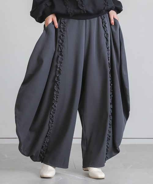 somari imagination（ソマリ イマジネーション）の「『フリルラインサーキュラーパンツ』（その他パンツ・レディース・ブラック/チャコール・2/1）」の13枚目の写真