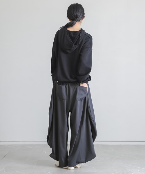 somari imagination（ソマリ イマジネーション）の「『フリルラインサーキュラーパンツ』（その他パンツ・レディース・ブラック/チャコール・2/1）」の18枚目の写真