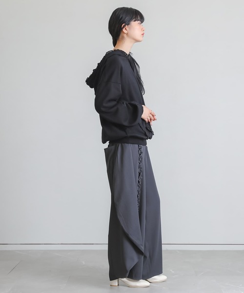 somari imagination（ソマリ イマジネーション）の「『フリルラインサーキュラーパンツ』（その他パンツ・レディース・ブラック/チャコール・2/1）」の19枚目の写真