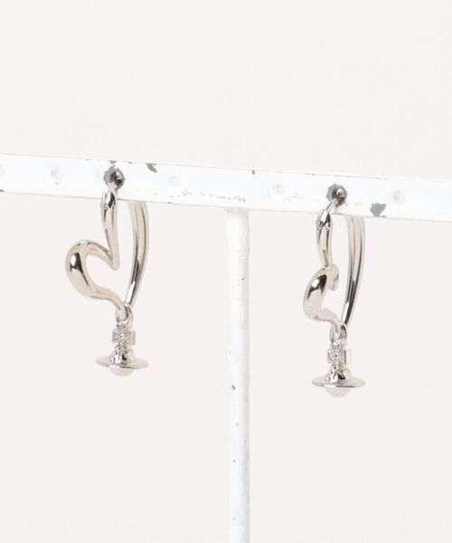 Vivienne Westwood(ヴィヴィアンウエストウッド)の「EMILY EARRINGS(ピアス(両耳用)・レディース・シルバー/ゴールド/ピンクゴールド・FREE)」の2枚目の写真
