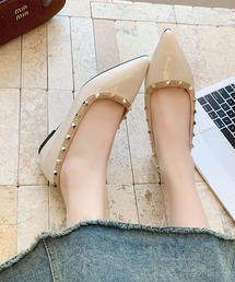 Flolia（フロリア）の「エナメル スタッズ ポインテッドトゥ フラット パンプス 歩きやすい（パンプス）」