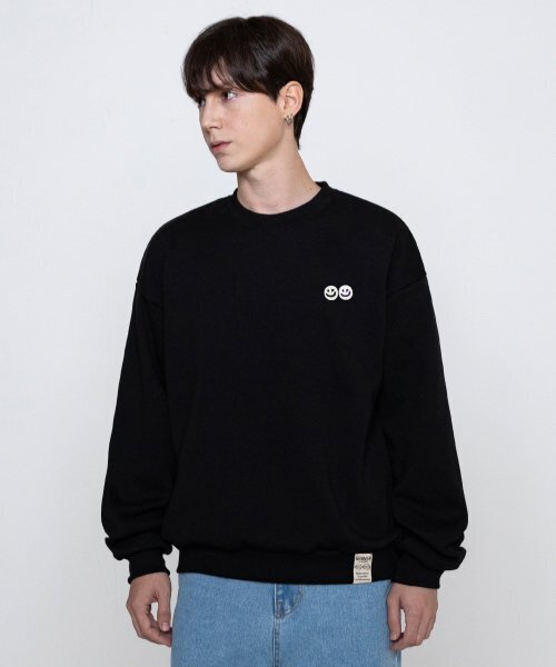 GRAVER（グレーバー）の「[UNISEX]ダブルスマイル刺繍ロゴマンツーマン_ブラック（スウェット・レディース・ブラック・LARGE/MEDIUM/SMALL）」の2枚目の写真