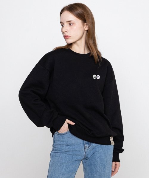 GRAVER（グレーバー）の「[UNISEX]ダブルスマイル刺繍ロゴマンツーマン_ブラック（スウェット・レディース・ブラック・LARGE/MEDIUM/SMALL）」の3枚目の写真