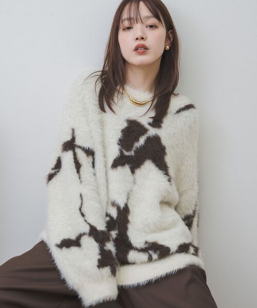 kivi(キヴィ)の「ニュアンスフェザーニット(ニット/セーター・レディース・オフホワイト/ダークグレー/ブラウン・FREE)」の2枚目の写真