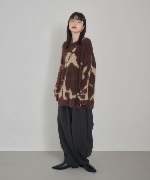 kivi(キヴィ)の「ニュアンスフェザーニット(ニット/セーター・レディース・オフホワイト/ダークグレー/ブラウン・FREE)」の13枚目の写真