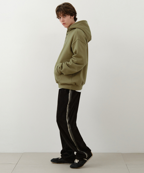 WEDNESDAY OASIS（ウェンズデーオアシス）の「エッセンシャルライントラックコーデュロイワイドパンツ_BLACK(W25-PT34)（その他パンツ・メンズ・ブラック・MEDIUM/LARGE）」の3枚目の写真