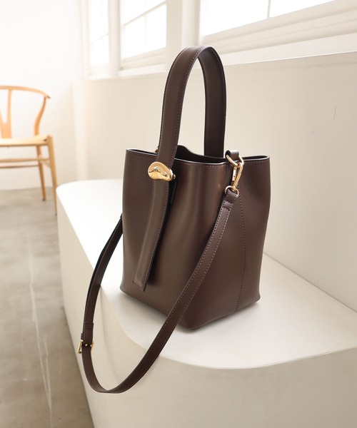 MIAN （ミアン）の「ニュアンスパーツワンハンドルショルダーバッグ【詳細動画あり】（ショルダーバッグ・レディース・ダークブラウン/アイボリー/ブラック・FREE）」の3枚目の写真