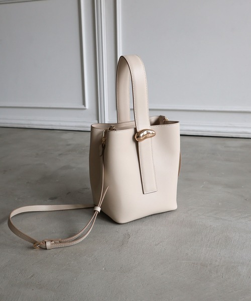 MIAN （ミアン）の「ニュアンスパーツワンハンドルショルダーバッグ【詳細動画あり】（ショルダーバッグ・レディース・ダークブラウン/アイボリー/ブラック・FREE）」の2枚目の写真