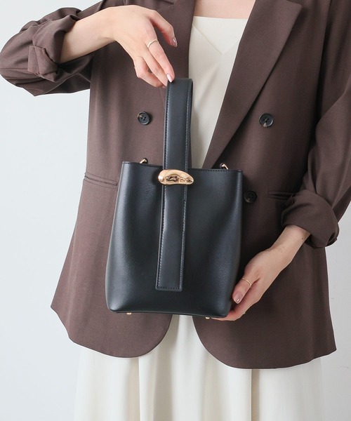 MIAN （ミアン）の「【ドラマ着用】ニュアンスパーツワンハンドル2wayショルダーバッグ（ショルダーバッグ・レディース・ダークブラウン/アイボリー/ブラック・FREE）」の15枚目の写真