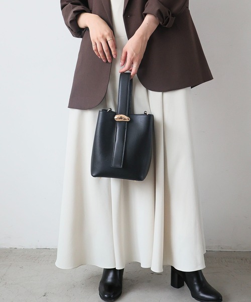 MIAN （ミアン）の「【ドラマ着用】ニュアンスパーツワンハンドル2wayショルダーバッグ（ショルダーバッグ・レディース・ダークブラウン/アイボリー/ブラック・FREE）」の16枚目の写真