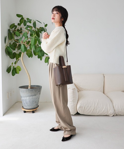 MIAN （ミアン）の「【ドラマ着用】ニュアンスパーツワンハンドル2wayショルダーバッグ（ショルダーバッグ・レディース・ダークブラウン/アイボリー/ブラック・FREE）」の11枚目の写真