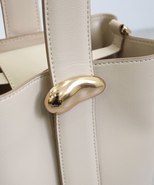 MIAN （ミアン）の「ニュアンスパーツワンハンドルショルダーバッグ【詳細動画あり】（ショルダーバッグ・レディース・ダークブラウン/アイボリー/ブラック・FREE）」の11枚目の写真