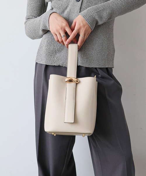 MIAN （ミアン）の「【ドラマ着用】ニュアンスパーツワンハンドル2wayショルダーバッグ（ショルダーバッグ・レディース・ダークブラウン/アイボリー/ブラック・FREE）」の21枚目の写真