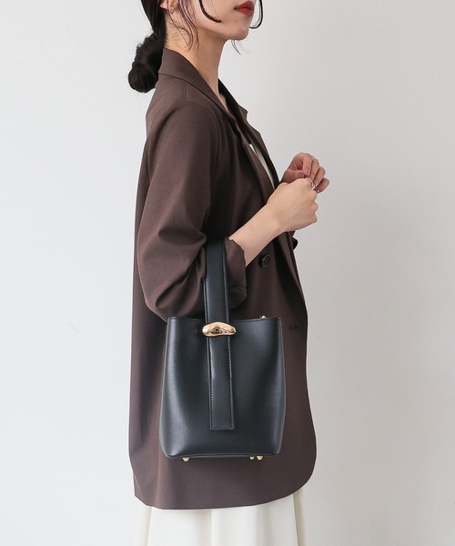 MIAN （ミアン）の「【ドラマ着用】ニュアンスパーツワンハンドル2wayショルダーバッグ（ショルダーバッグ・レディース・ダークブラウン/アイボリー/ブラック・FREE）」の18枚目の写真