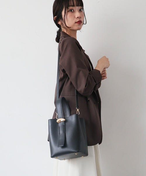 MIAN （ミアン）の「【ドラマ着用】ニュアンスパーツワンハンドル2wayショルダーバッグ（ショルダーバッグ・レディース・ダークブラウン/アイボリー/ブラック・FREE）」の14枚目の写真
