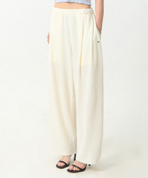 EUGGEN（ユジェン）の「ツーピンタックワイドプリーツバンディングパンツ_ホワイト（スラックス）」