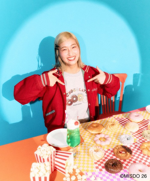 LEPSIM(レプシィム)の「【Mister Donut】イラストクルースウェット 627319(スウェット・レディース・グレー/チャコールグレー・FREE)」の3枚目の写真