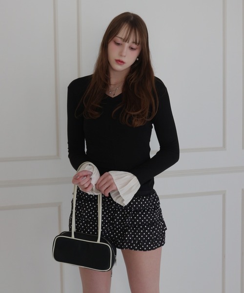CeLess(セレス)の「Flare Sleeve V-neck Slim Top / フレアスリーブVネックスリムトップス(シャツ/ブラウス・レディース・ブラック・FREE)」の1枚目の写真