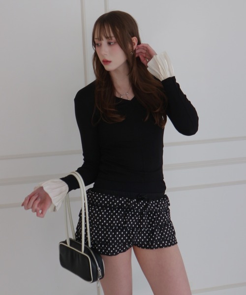CeLess(セレス)の「Flare Sleeve V-neck Slim Top / フレアスリーブVネックスリムトップス(シャツ/ブラウス・レディース・ブラック・FREE)」の4枚目の写真