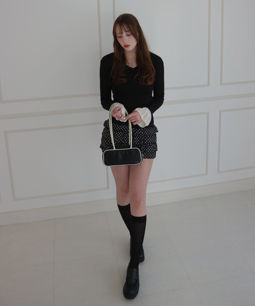 CeLess(セレス)の「Flare Sleeve V-neck Slim Top / フレアスリーブVネックスリムトップス(シャツ/ブラウス・レディース・ブラック・FREE)」の6枚目の写真
