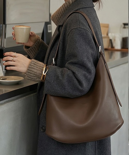 STYLE DELI（スタイルデリ）の「【DELI by】アーキテクトフォルムリアルレザーバケットバッグ（ショルダーバッグ・レディース・ブラウン/ブラック/ライトブラウン・FREE）」の2枚目の写真