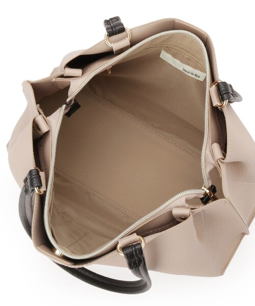 SHOO・LA・RUE(シューラルー)の「【軽量】ふわっと軽いトートバッグ【A4】(トートバッグ・レディース・グレー/ブラック/ベージュ系4・00)」の5枚目の写真