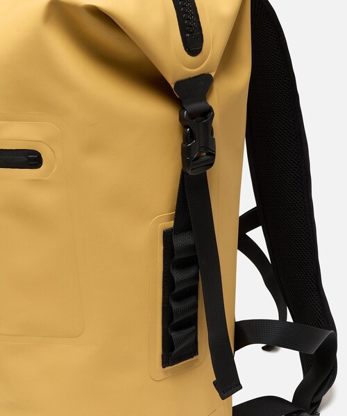 AIGLE(エーグル)の「防水 トラベルドライ バックパック25L(バックパック/リュック・レディース・イエロー/モスグリーン/ブラック・FREE)」の9枚目の写真
