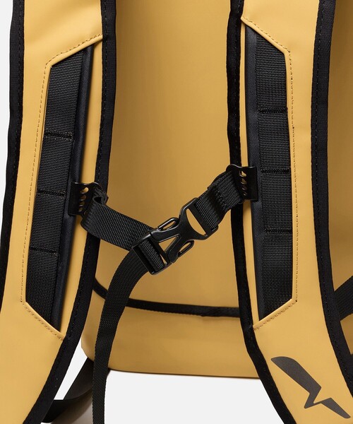 AIGLE(エーグル)の「防水 トラベルドライ バックパック25L(バックパック/リュック・レディース・イエロー/モスグリーン/ブラック・FREE)」の10枚目の写真