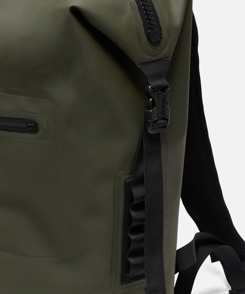 AIGLE(エーグル)の「防水 トラベルドライ バックパック25L(バックパック/リュック・レディース・イエロー/モスグリーン/ブラック・FREE)」の17枚目の写真