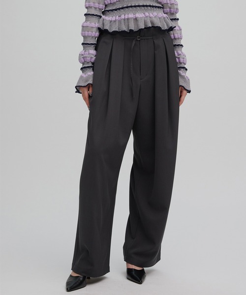 Ameri（アメリ）の「MULTI TUCK NARROW BELT PANTS（スラックス・レディース・スミクロ/オフホワイト/イエロー/インディゴブルー・X-SMALL/MEDIUM/SMALL）」の2枚目の写真