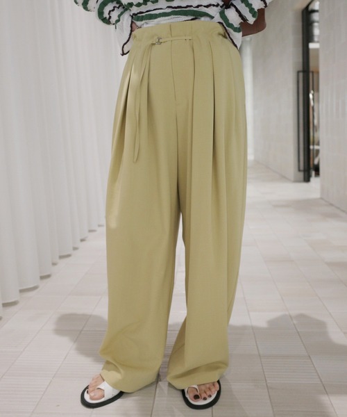 Ameri（アメリ）の「MULTI TUCK NARROW BELT PANTS（スラックス・レディース・スミクロ/オフホワイト/イエロー/インディゴブルー・X-SMALL/MEDIUM/SMALL）」の4枚目の写真