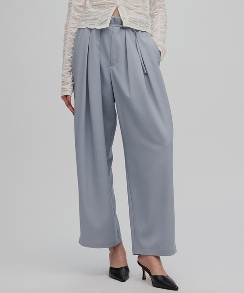 Ameri（アメリ）の「MULTI TUCK NARROW BELT PANTS（スラックス・レディース・スミクロ/オフホワイト/イエロー/インディゴブルー・X-SMALL/MEDIUM/SMALL）」の3枚目の写真