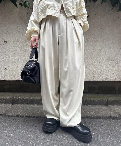 Ameri（アメリ）の「MULTI TUCK NARROW BELT PANTS（スラックス・レディース・スミクロ/オフホワイト/イエロー/インディゴブルー・X-SMALL/MEDIUM/SMALL）」の6枚目の写真