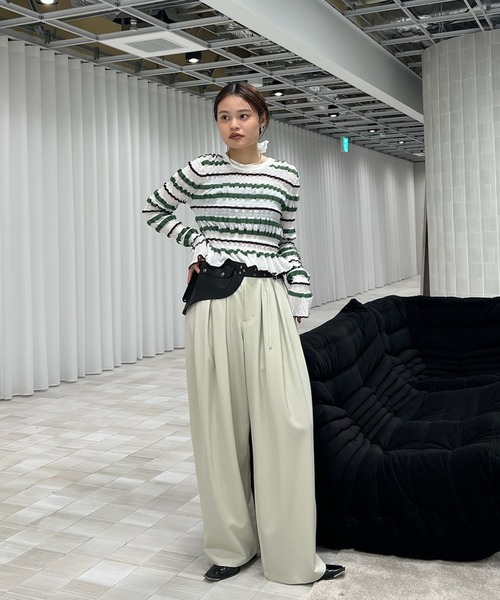 Ameri（アメリ）の「MULTI TUCK NARROW BELT PANTS（スラックス・レディース・スミクロ/オフホワイト/イエロー/インディゴブルー・X-SMALL/MEDIUM/SMALL）」の9枚目の写真
