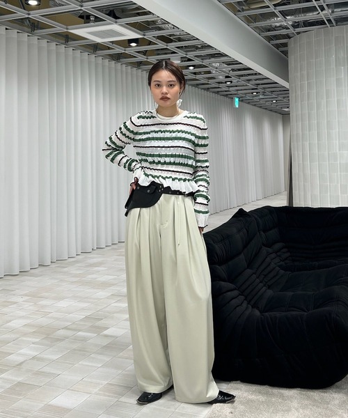 Ameri（アメリ）の「MULTI TUCK NARROW BELT PANTS（スラックス・レディース・スミクロ/オフホワイト/イエロー/インディゴブルー・X-SMALL/MEDIUM/SMALL）」の10枚目の写真