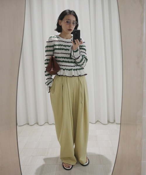 Ameri（アメリ）の「MULTI TUCK NARROW BELT PANTS（スラックス・レディース・スミクロ/オフホワイト/イエロー/インディゴブルー・X-SMALL/MEDIUM/SMALL）」の5枚目の写真