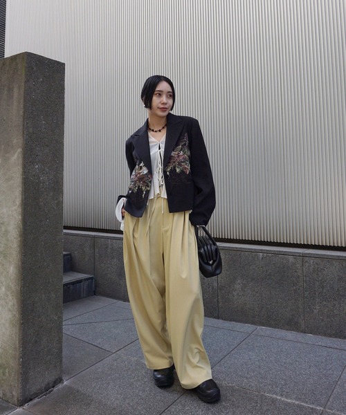 Ameri（アメリ）の「MULTI TUCK NARROW BELT PANTS（スラックス・レディース・スミクロ/オフホワイト/イエロー/インディゴブルー・X-SMALL/MEDIUM/SMALL）」の16枚目の写真