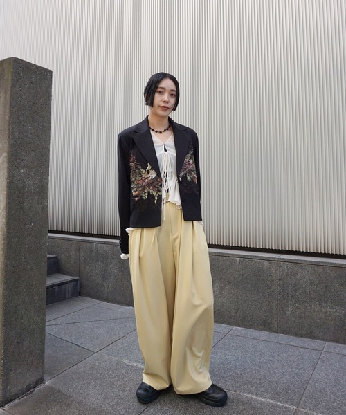 Ameri（アメリ）の「MULTI TUCK NARROW BELT PANTS（スラックス・レディース・スミクロ/オフホワイト/イエロー/インディゴブルー・X-SMALL/MEDIUM/SMALL）」の17枚目の写真