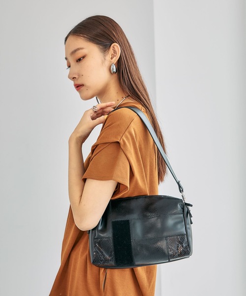 LEPSIM（レプシィム）の「パッチワークバッグ　646417（ショルダーバッグ・レディース・ブラック/ベージュ・ONE SIZE）」の3枚目の写真