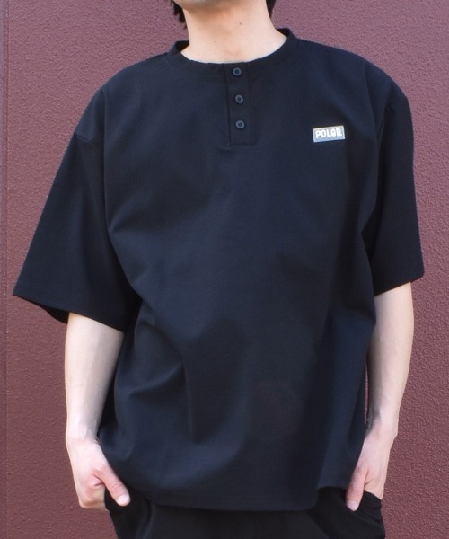 POLeR(ポーラー)の「【ムラサキスポーツ限定】POLER/ポーラー 半袖 Tシャツ 水陸両用 FURRY FONT DRY HENLEY TEE 269MCV0037(Tシャツ/カットソー・メンズ・ベージュ/チャコール/ブラック・M/XL/L)」の1枚目の写真