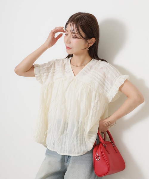 Riberry(リベリー)の「バックリボンVネックフリルシアーブラウス(シャツ/ブラウス・レディース・オフホワイト/ブラック・MEDIUM)」の1枚目の写真