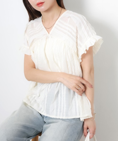 Riberry(リベリー)の「バックリボンVネックフリルシアーブラウス(シャツ/ブラウス・レディース・オフホワイト/ブラック・MEDIUM)」の3枚目の写真