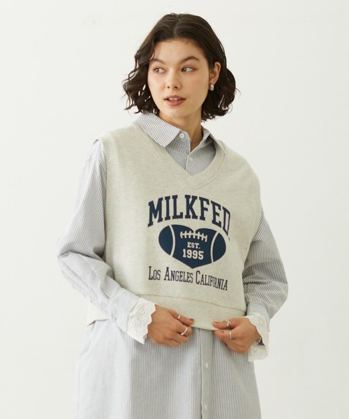 MILKFED.(ミルクフェド)の「COLLEGE LOGO V-NECK SWEAT VEST(ベスト・レディース・ブラウン/ネイビー/オートミール・ONE SIZE)」の1枚目の写真