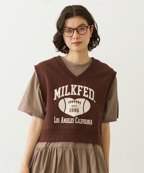 MILKFED.(ミルクフェド)の「COLLEGE LOGO V-NECK SWEAT VEST(ベスト・レディース・ブラウン/ネイビー/オートミール・ONE SIZE)」の2枚目の写真