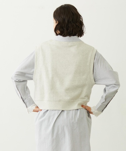 MILKFED.(ミルクフェド)の「COLLEGE LOGO V-NECK SWEAT VEST(ベスト・レディース・ブラウン/ネイビー/オートミール・ONE SIZE)」の22枚目の写真