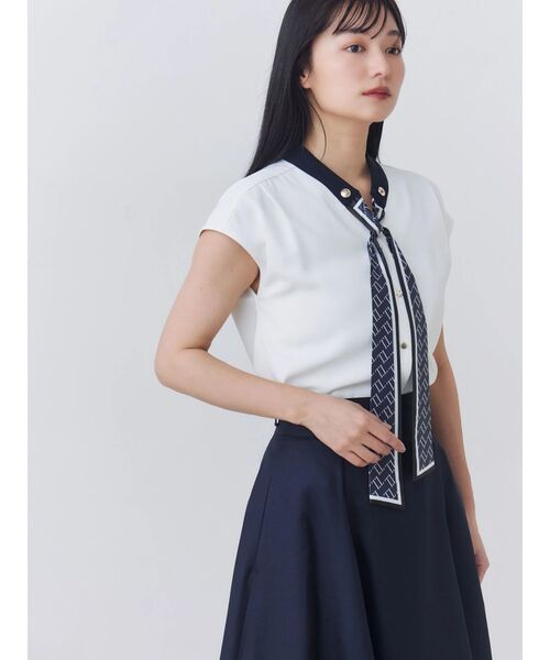 TONAL(トーナル)の「スカーフタイドッキングノースリブラウス(シャツ/ブラウス・レディース・ベージュ/ネイビー/オフホワイト/ピンク・MEDIUM)」の8枚目の写真
