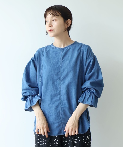 yuni(ユニ )の「Cotton denim gathered sleeves blouse(シャツ/ブラウス・レディース・サックスブルー/インディゴブルー・FREE)」の2枚目の写真