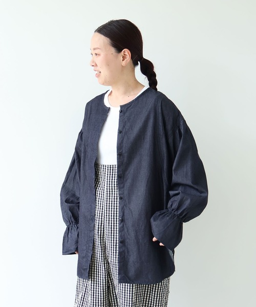 yuni(ユニ )の「Cotton denim gathered sleeves blouse(シャツ/ブラウス・レディース・サックスブルー/インディゴブルー・FREE)」の1枚目の写真