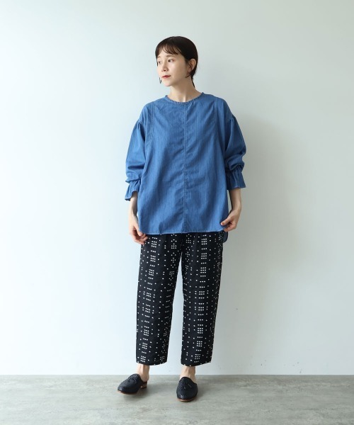 yuni(ユニ )の「Cotton denim gathered sleeves blouse(シャツ/ブラウス・レディース・サックスブルー/インディゴブルー・FREE)」の3枚目の写真