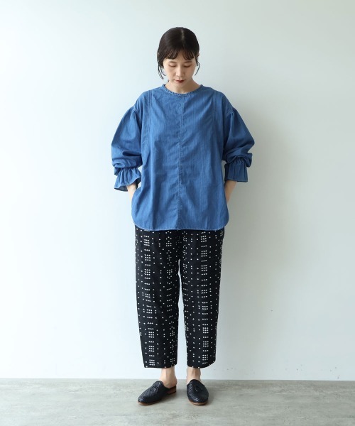 yuni(ユニ )の「Cotton denim gathered sleeves blouse(シャツ/ブラウス・レディース・サックスブルー/インディゴブルー・FREE)」の4枚目の写真